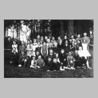 063-0001 Klassenbild der Volksschule Magotten mit Lehrer Britt und Fraeulein Boehnke im Jahre 1934. Schueler der Jahrgaenge 1920 - 1924 .jpg